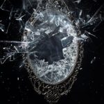 割れた鏡の風水的な意味と処分方法|捨て方は感謝しながら
